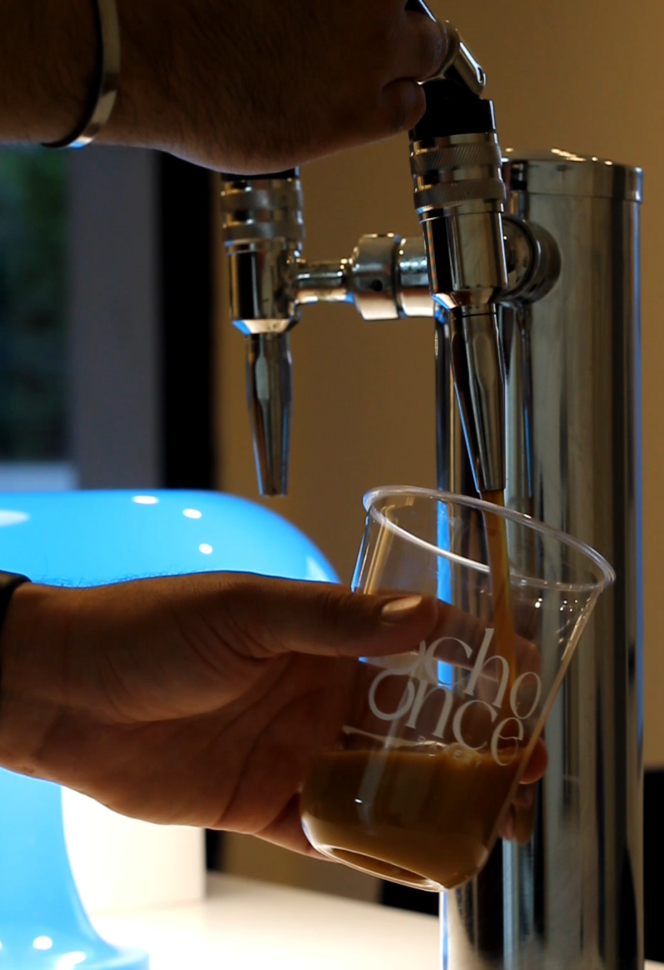 Nitro Cold Brew siendo servido desde el tap de Ocho Once Bakery